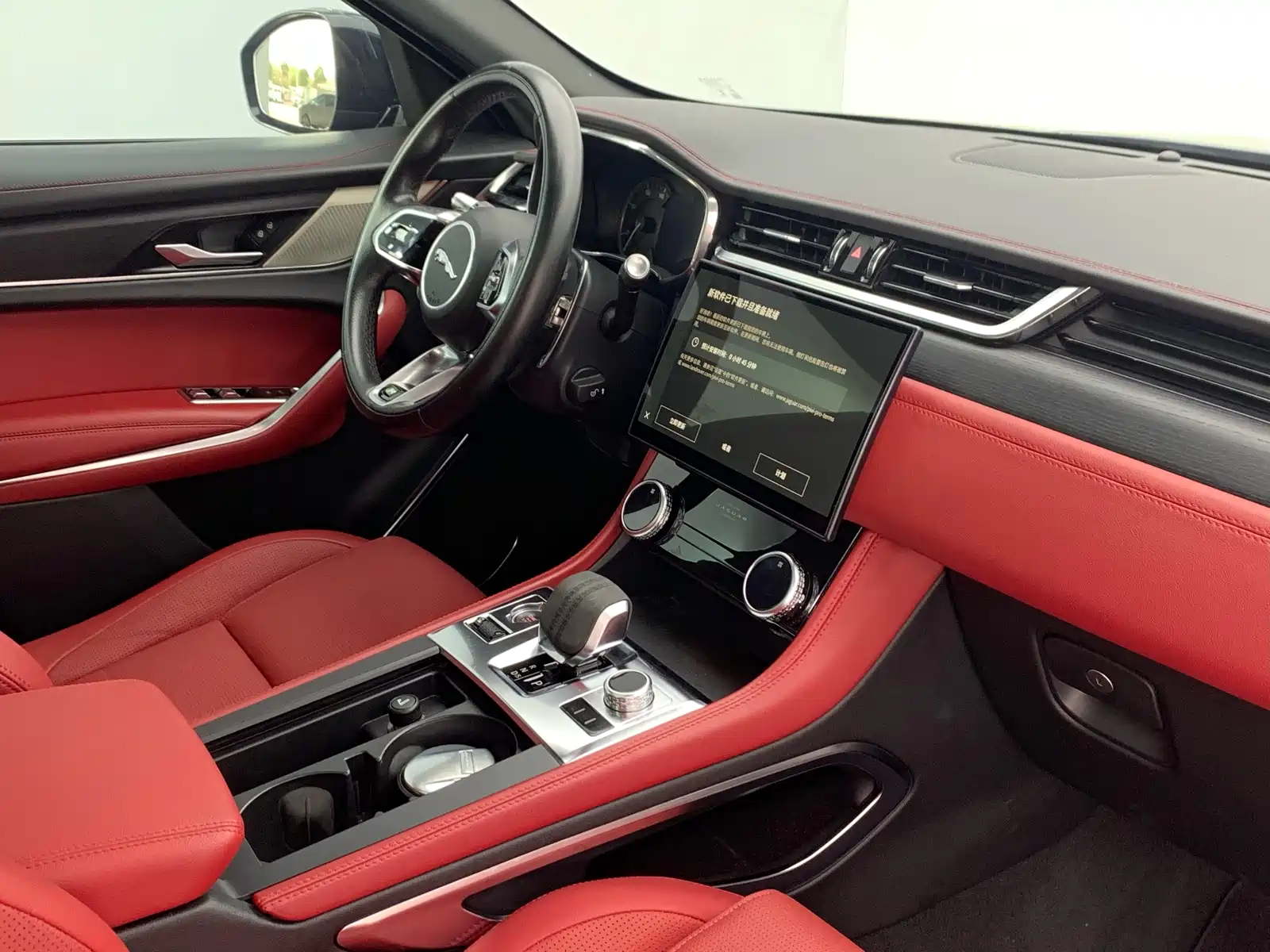 Фото 15 - Jaguar F-PACE