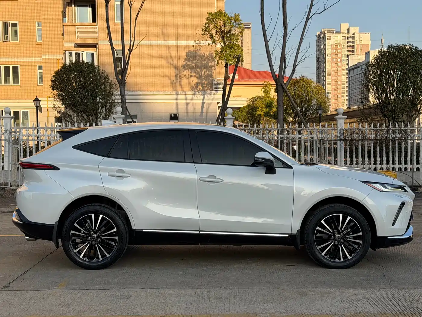 Toyota Venza 2022 2.0L CVT 2WD Premium фото 7