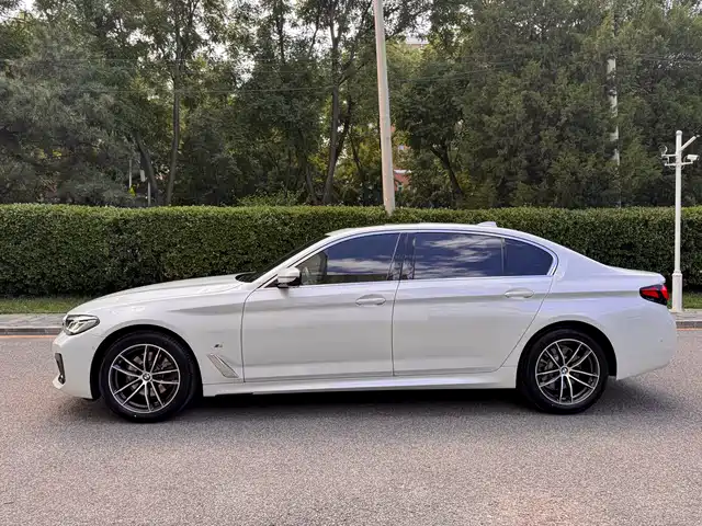 BMW 5 Series 2022 Model Second Facelift 525Li M Sport Package — фото 2