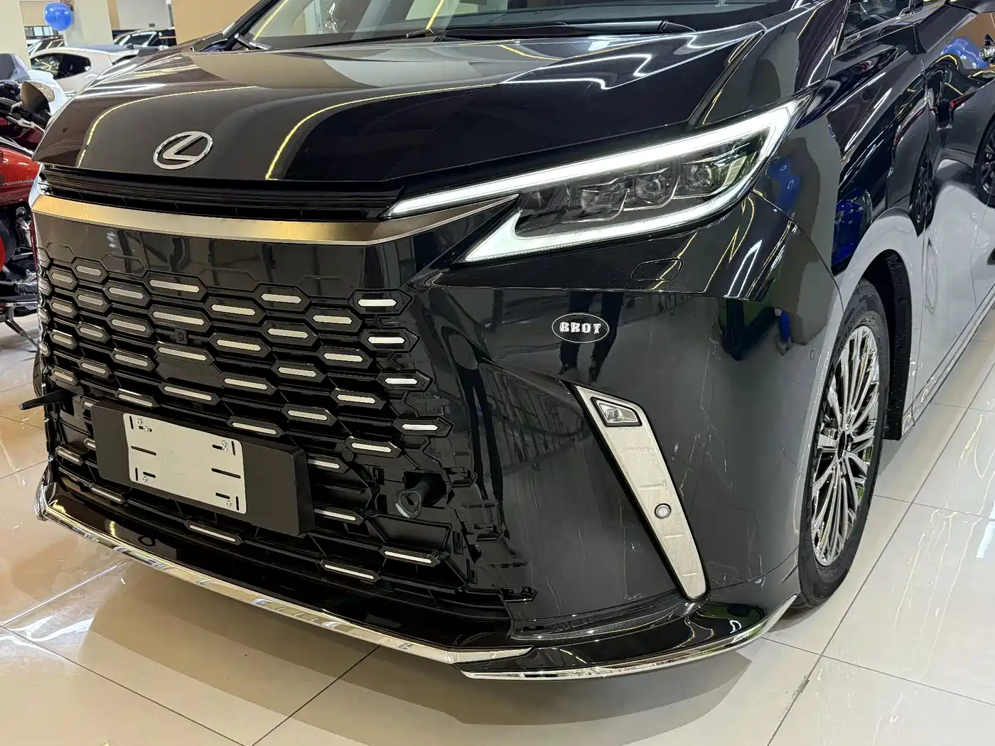 Lexus LM 2023 500h Four-Seat Imperial Edition фото 4