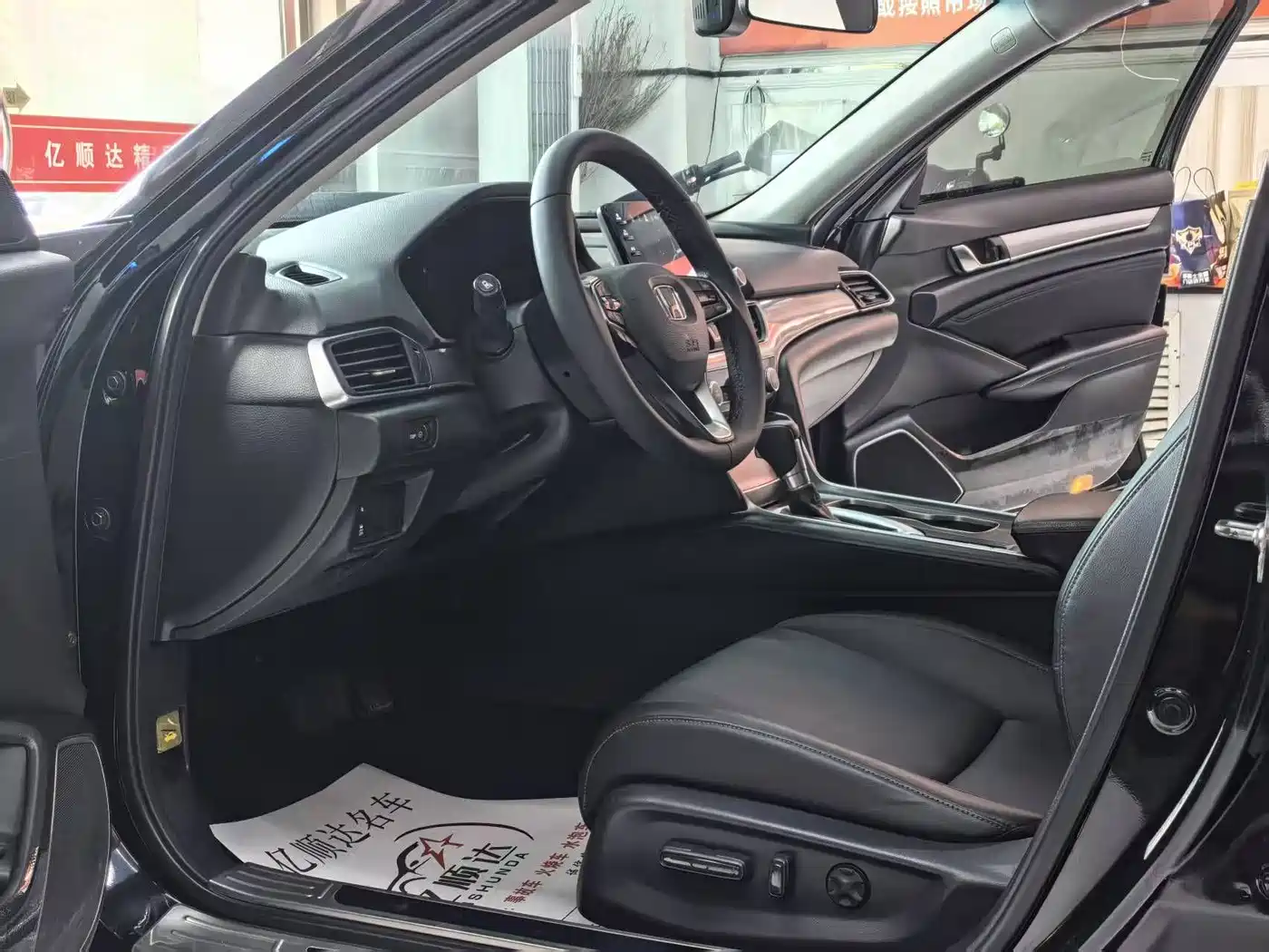 Фото 4 - Honda Accord