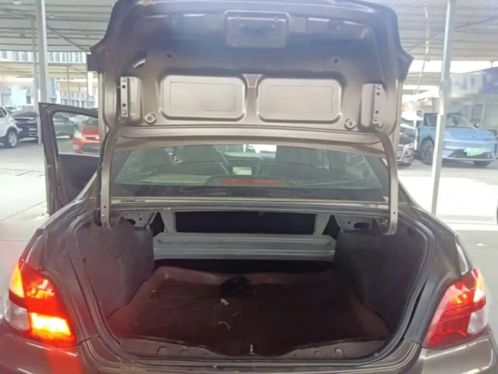 Peugeot 301 2015 2014 1.6L Manual Comfort Edition