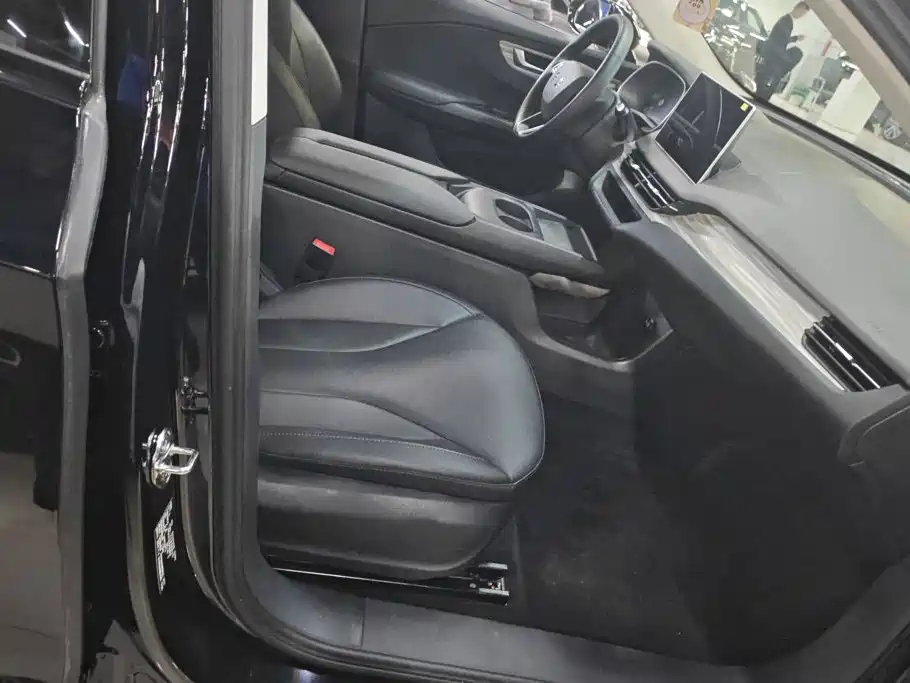 Hongqi E-QM5 2026 2025 Model 500km Travel Edition