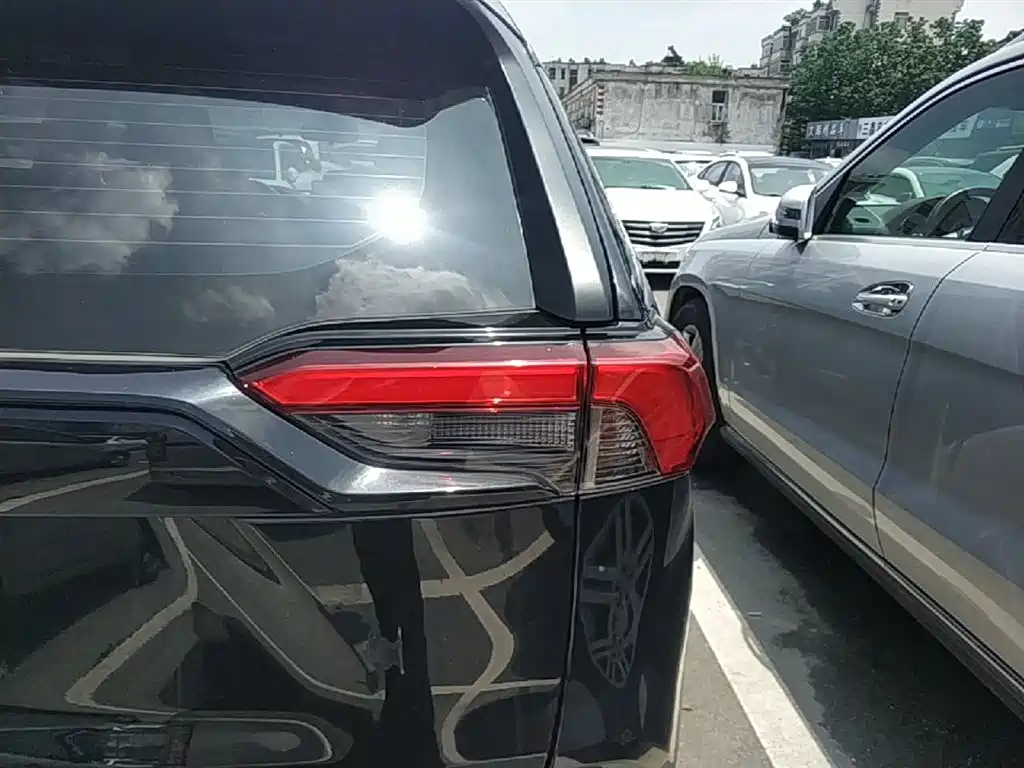 Toyota RAV4 Rongfang 2021 Hybrid 2.5L E-CVT AWD Elite PLUS Edition фото 8