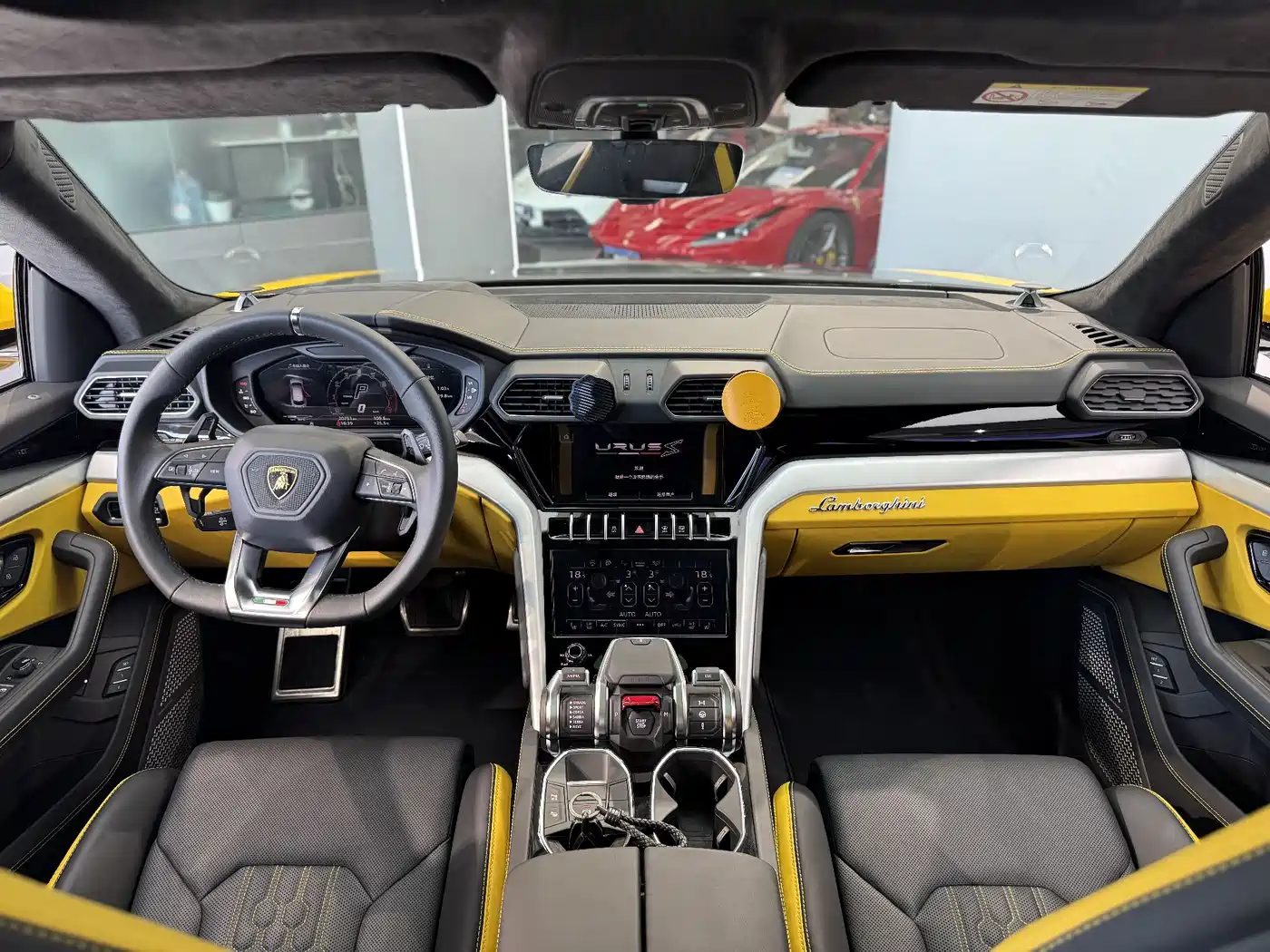 LAMBORGHINI URUS