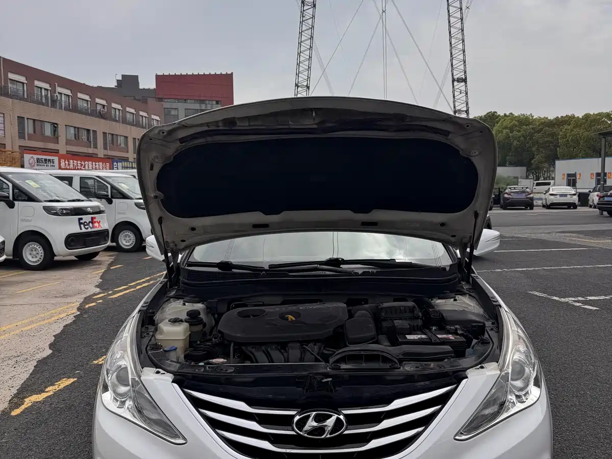 Hyundai Sonata 2015 Classic 2.0L Automatic Luxury Edition фото 16
