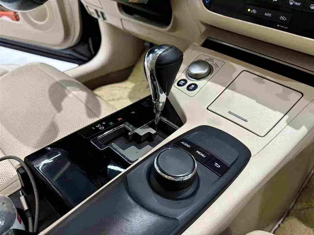 Фото 27 - Lexus ES