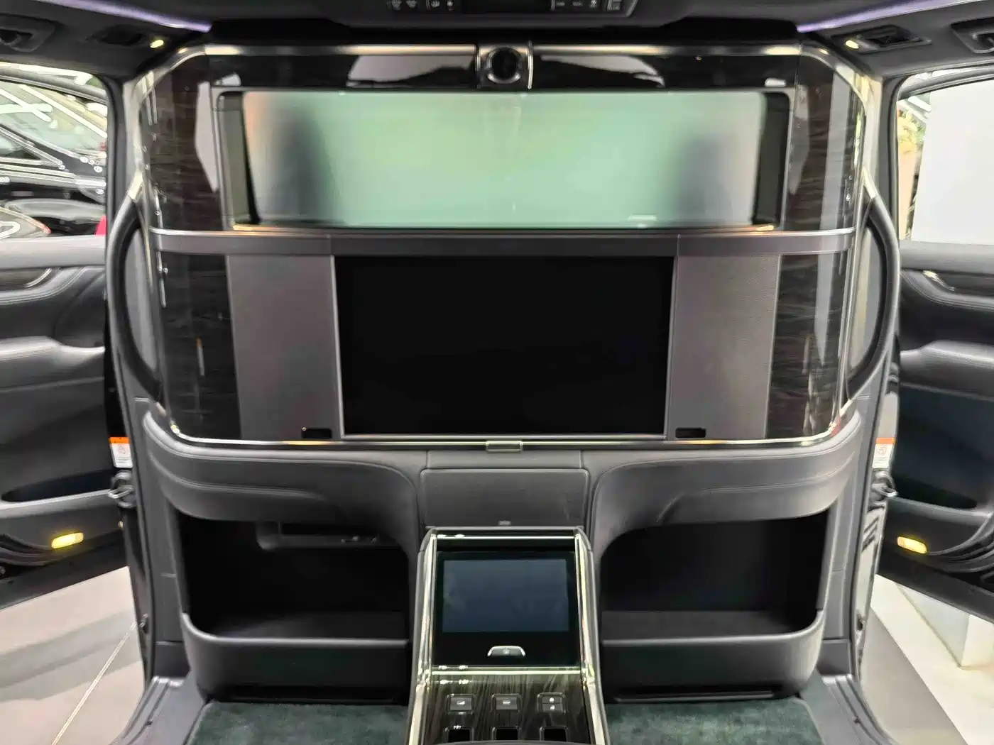 Lexus LM 2020 300h 4-Seat Imperial Edition фото 7