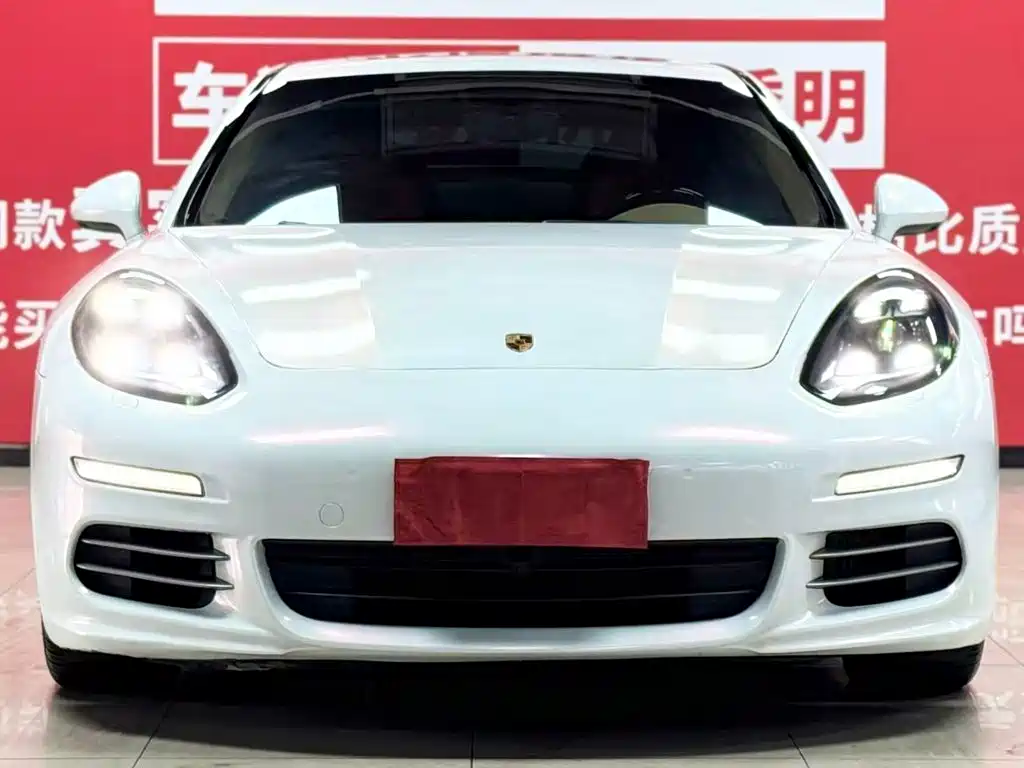 Photo 3 - Porsche Panamera