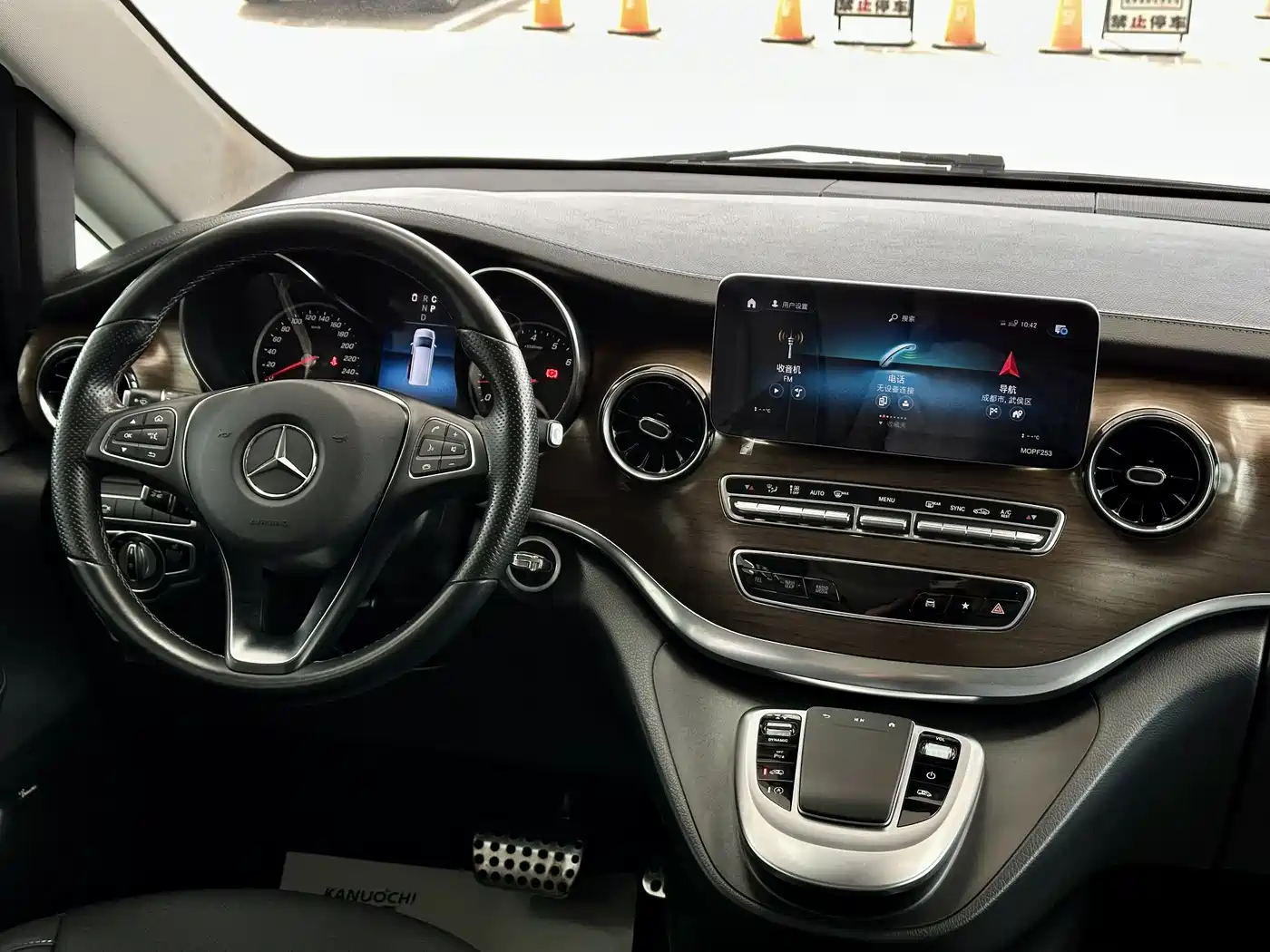 Mercedes-Benz V-Class 2021 V 260 L Long Wheelbase Luxury Edition фото 10