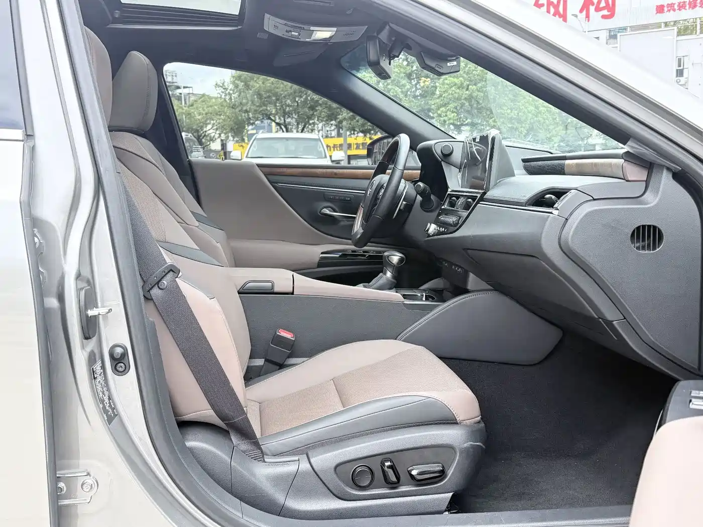 Фото 8 - Lexus ES