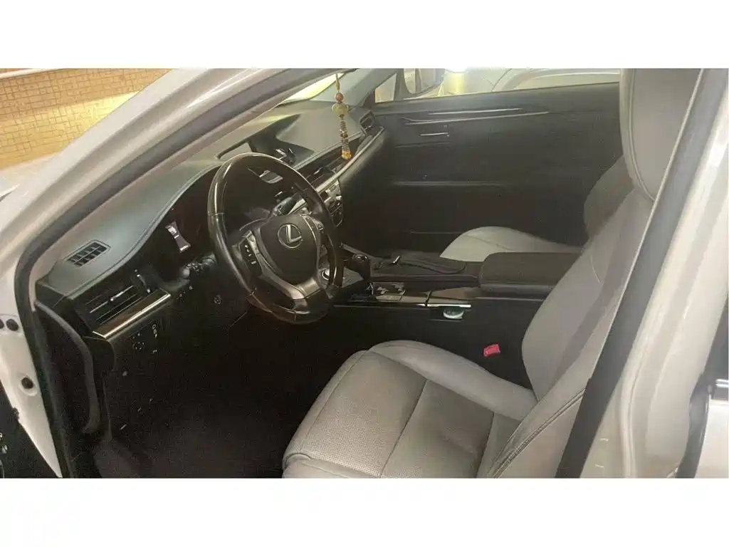 Photo 3 - Lexus ES