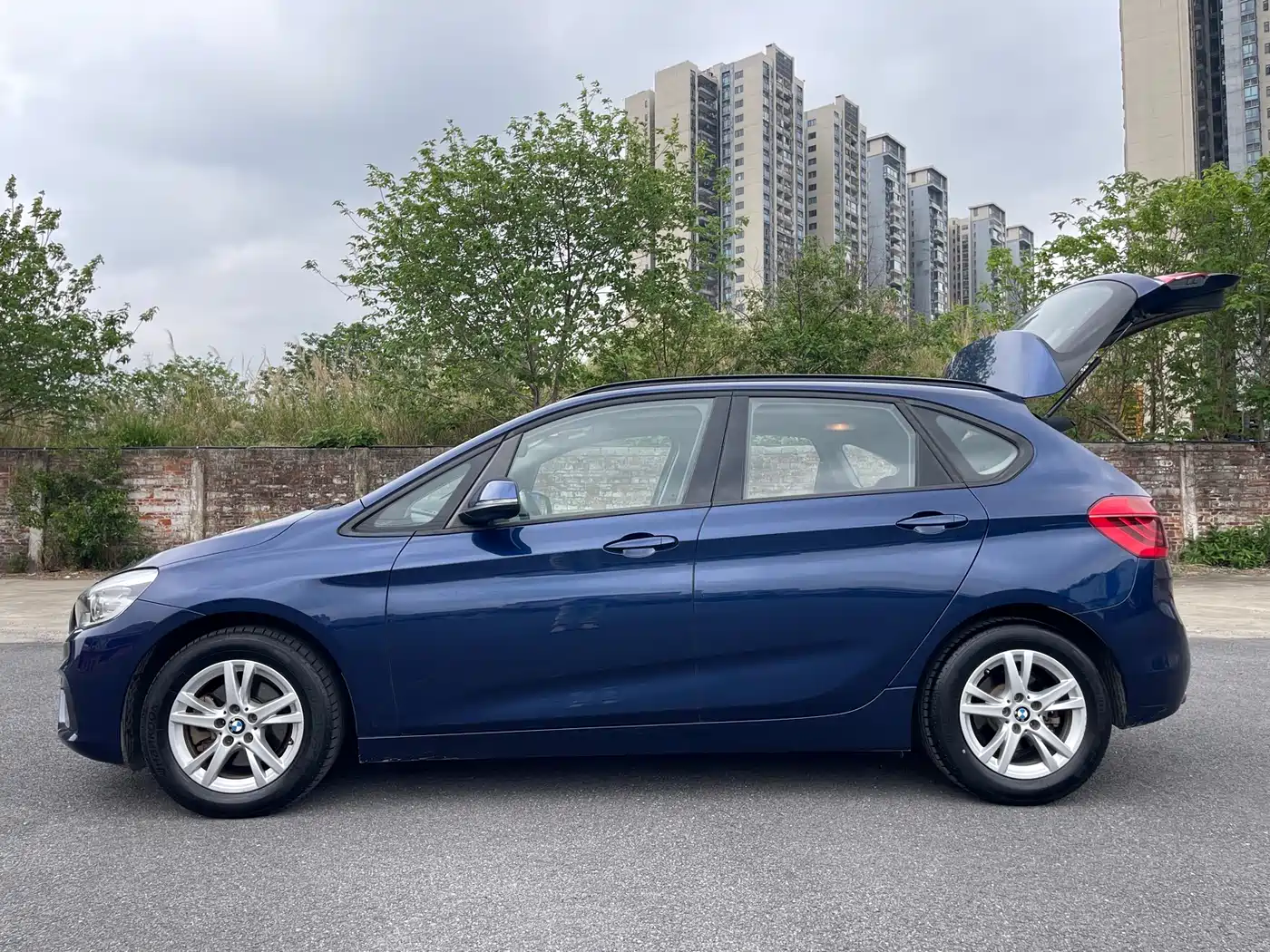 BMW 2 Series Touring 2016 218i Leading фото 4