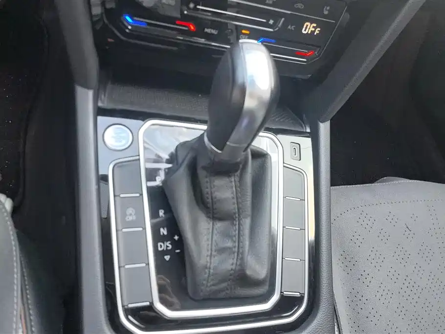 Volkswagen Magotan 2023 Model 2 Million Commemorative Edition 330TSI DSG Luxury фото 16