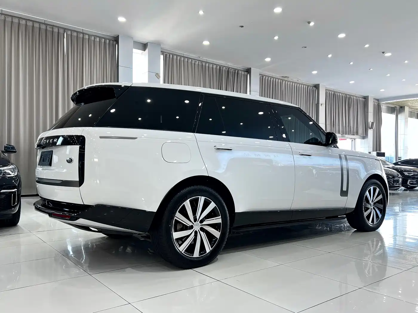 Land Rover Range Rover 2024 3.0 L6 400PS Golden Age Extended 7-Seater фото 4