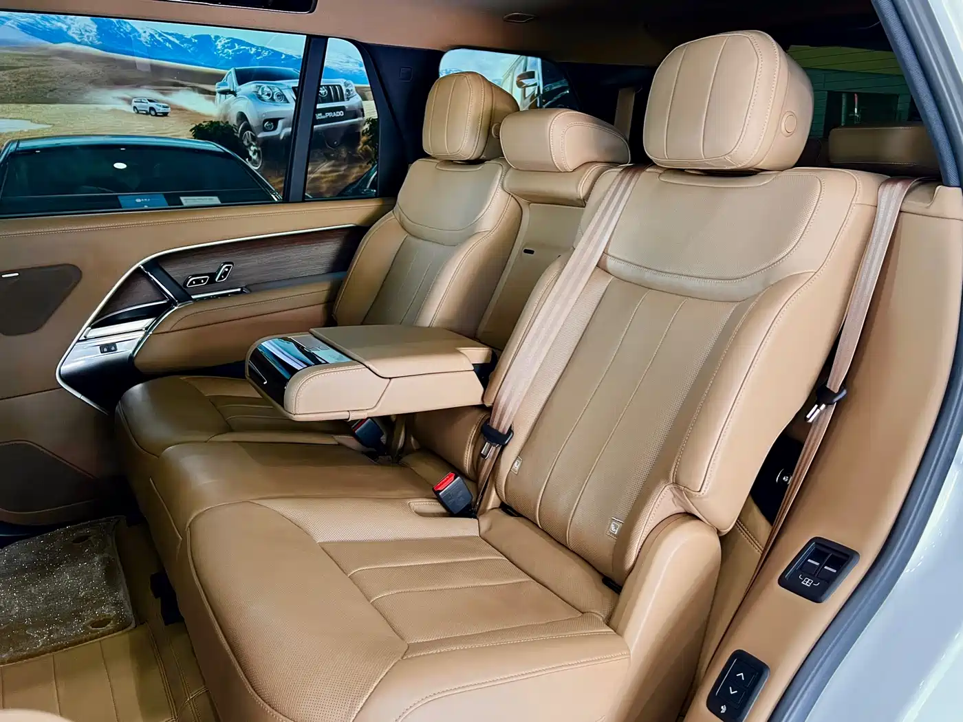 Land Rover Range Rover 2024 3.0 L6 400PS Golden Age Extended 7-Seater фото 11