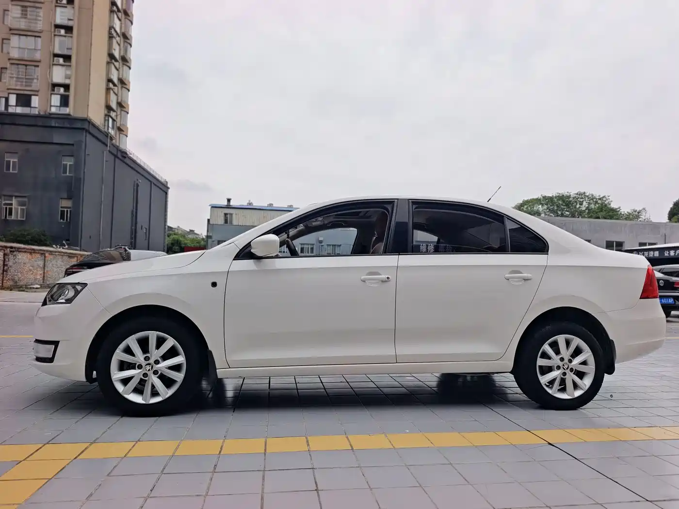 Škoda Rapid 2016 1.6L Manual Pioneer Edition фото 4