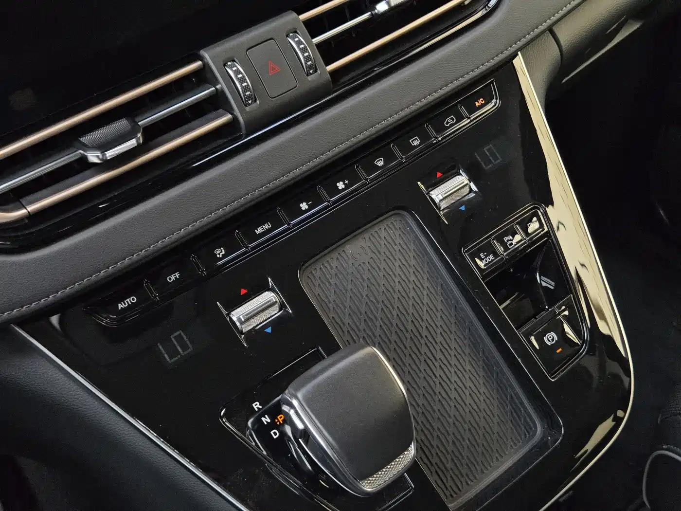 Hongqi HQ9 PHEV 2024 Model 2.0T AWD Luxury Edition фото 32