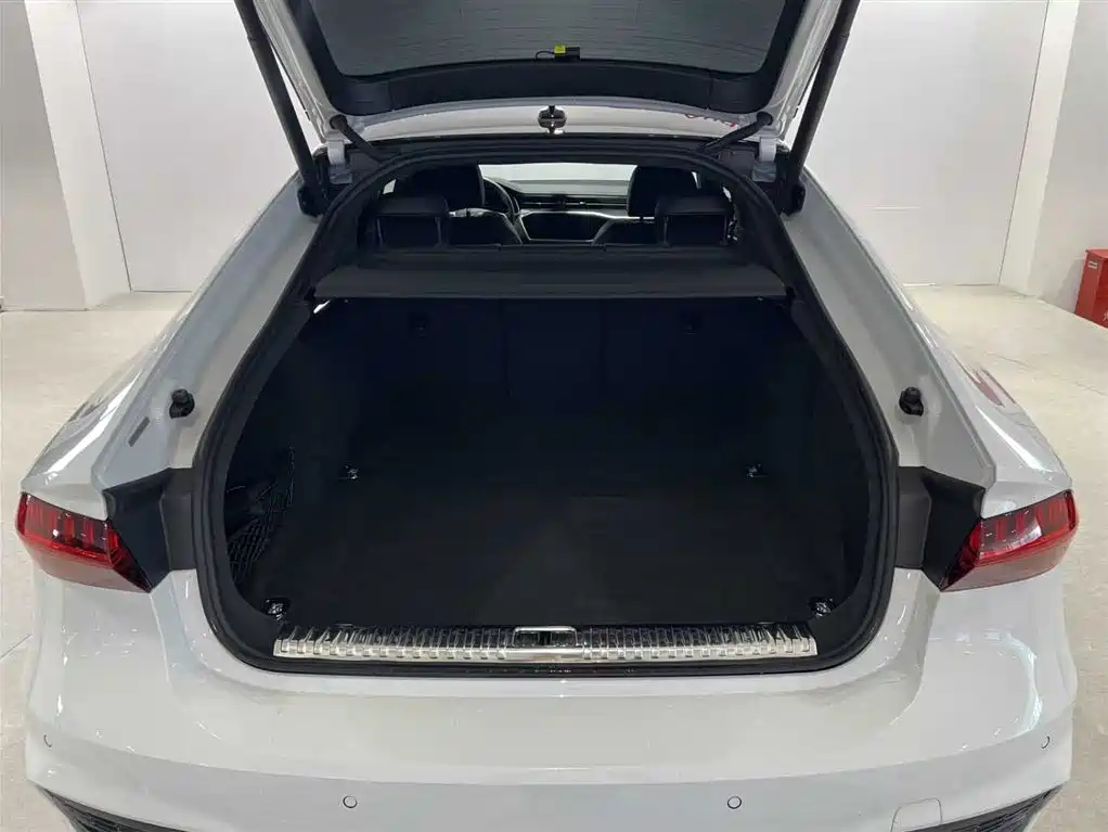 Audi A7 2023 Model 45 TFSI Premium Selection Edition фото 6
