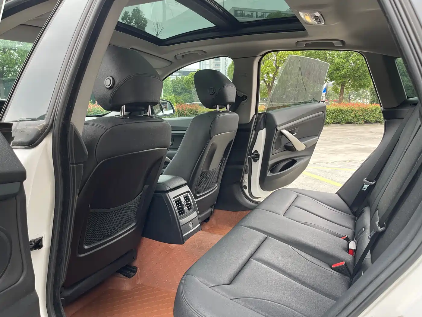 BMW 3 Series GT 2013 Model 320i Leading фото 7