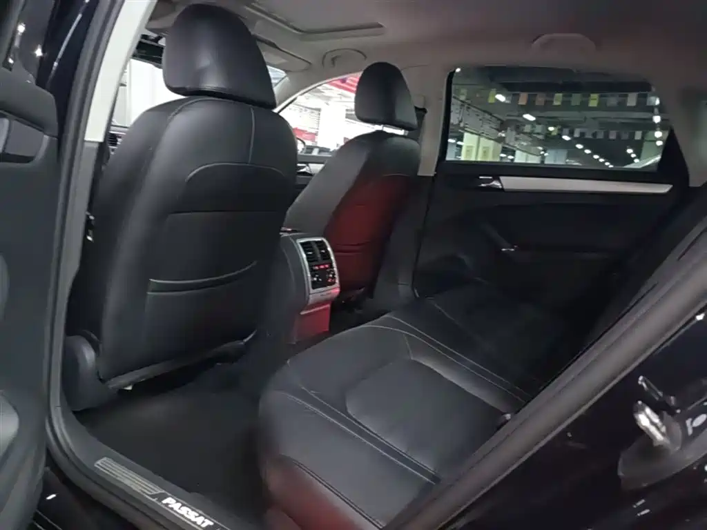 Volkswagen Passat 2015 1.8TSI DSG Prestige Edition фото 17