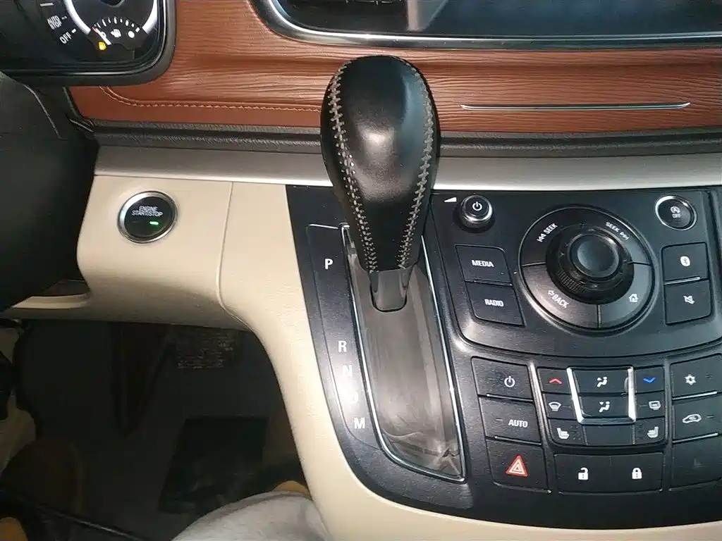 Buick GL8 2018 28T Premium Model China VI фото 11