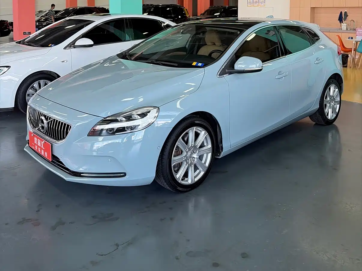 Фото 1 - Volvo V40