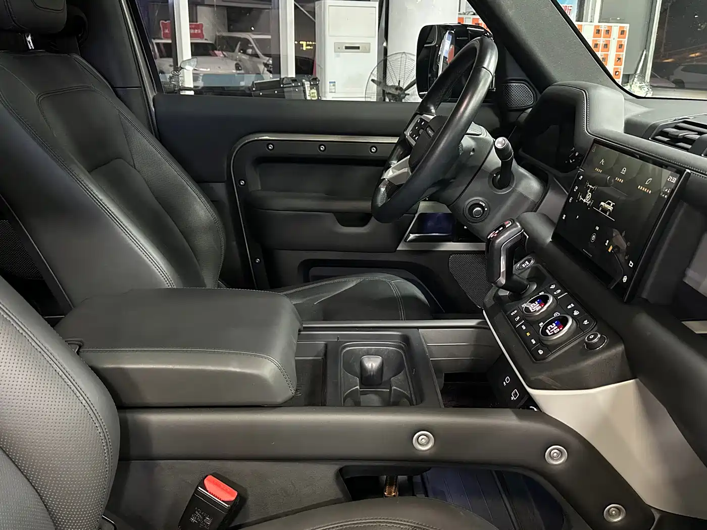 Land Rover Defender 2023 Facelift 90 3.0T P400 XS фото 8