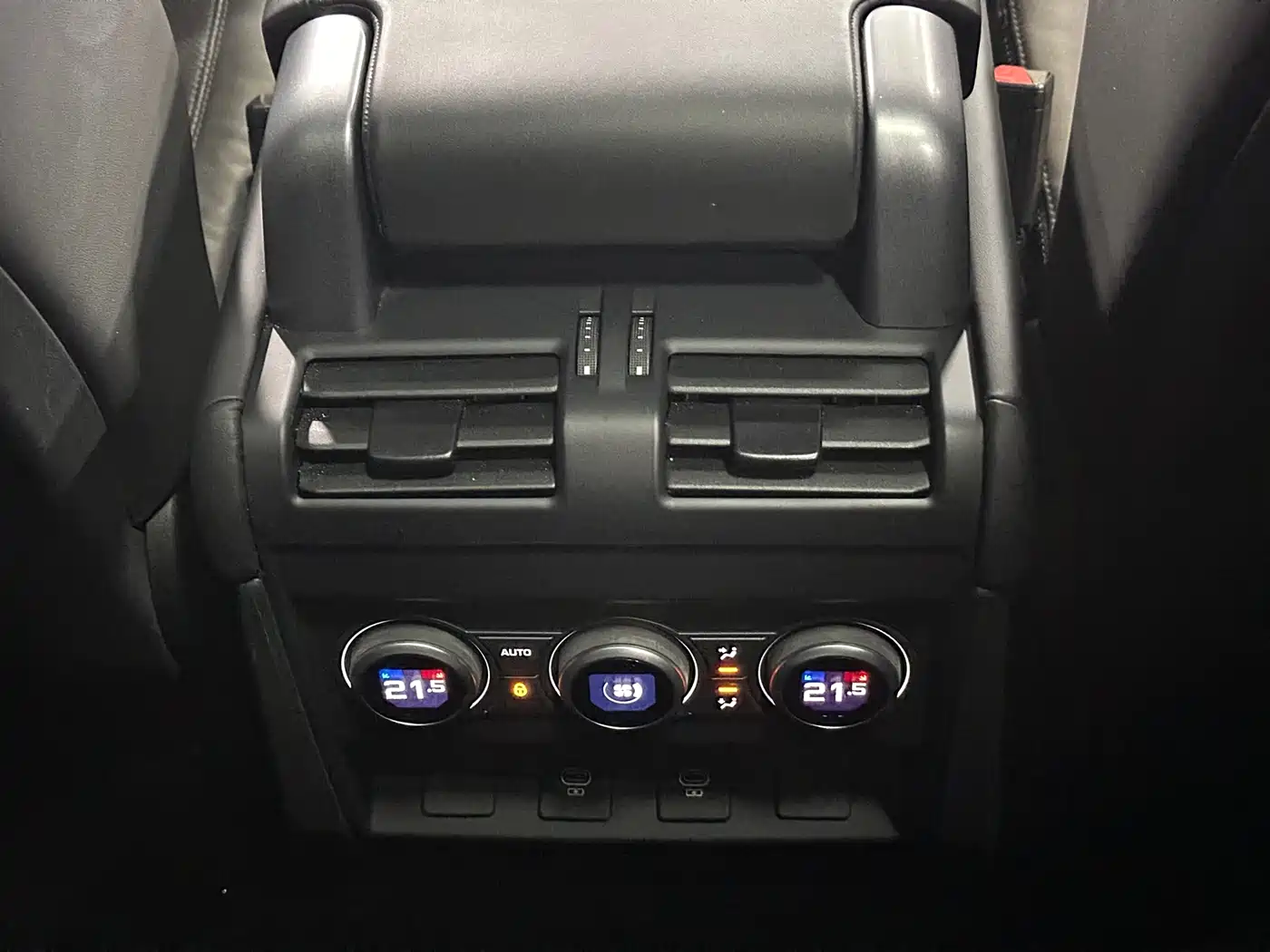 Land Rover Defender 2023 Facelift 90 3.0T P400 XS фото 5