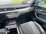 Photo 16 - Audi e-tron