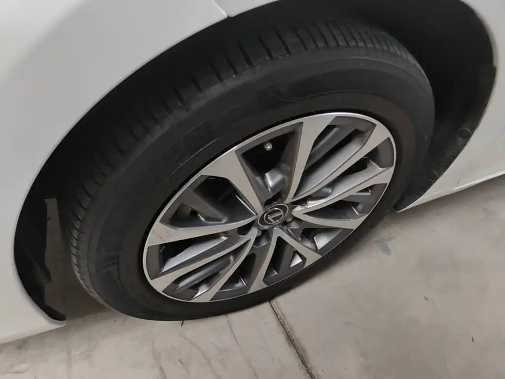 Фото 23 - Lexus ES