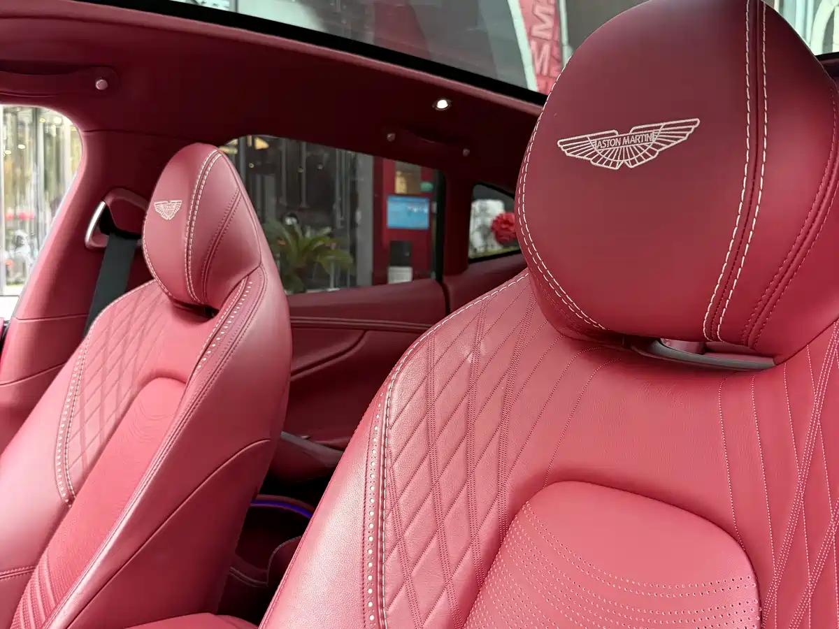 Aston Martin DBX 2025 2024 4.0T V8