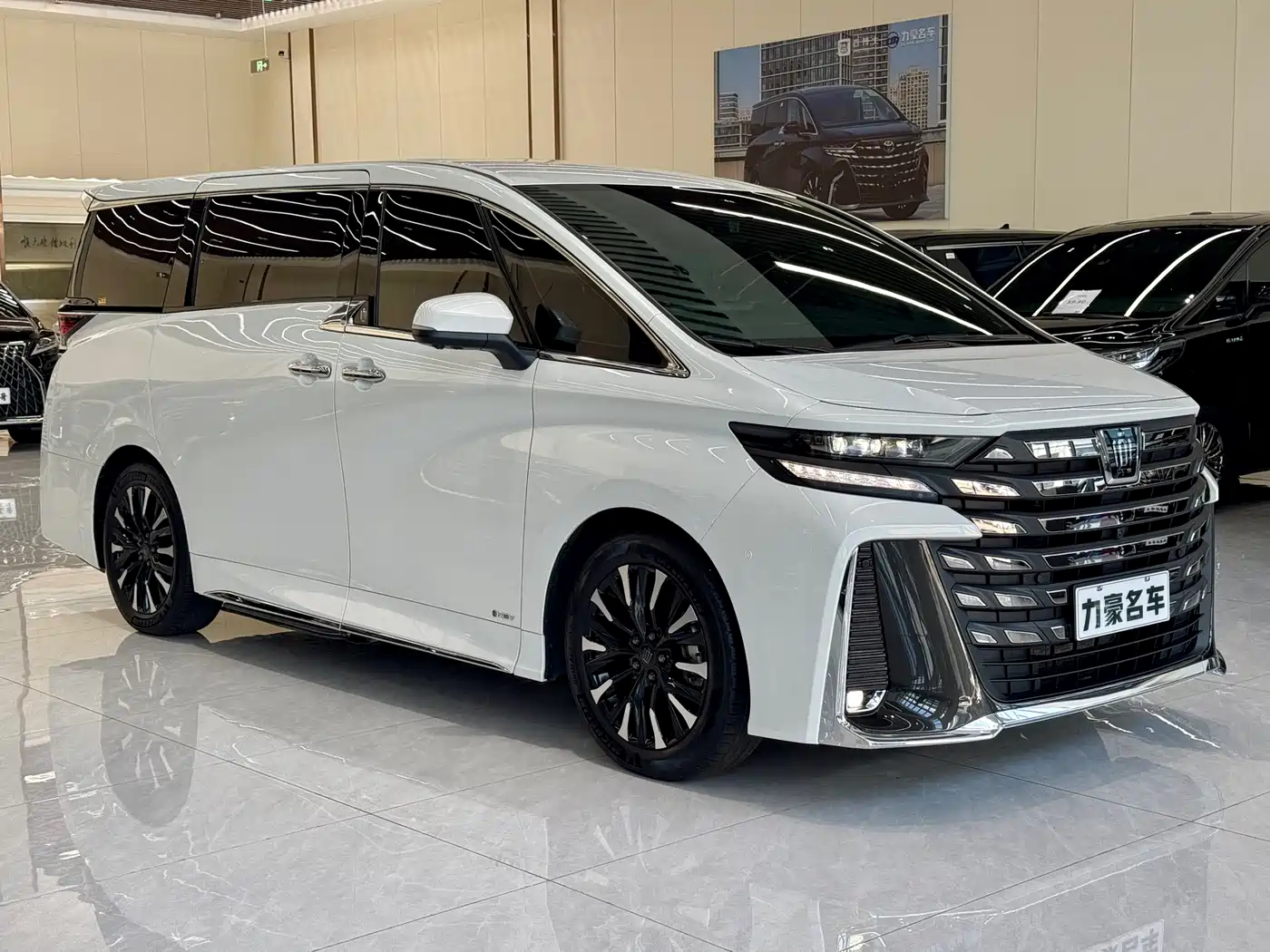 Toyota Vellfire 2024 Crown Hybrid 2.5L Executive Premium Edition фото 3