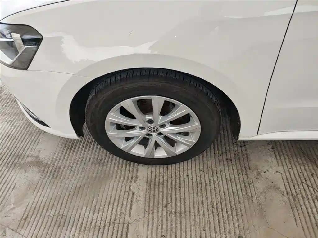 Volkswagen Lavida 2015 1.6L Automatic Comfort Edition фото 23
