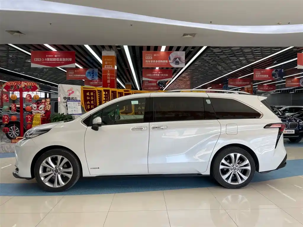 Toyota Sienna 2023 2.5L Hybrid Premium Edition фото 4