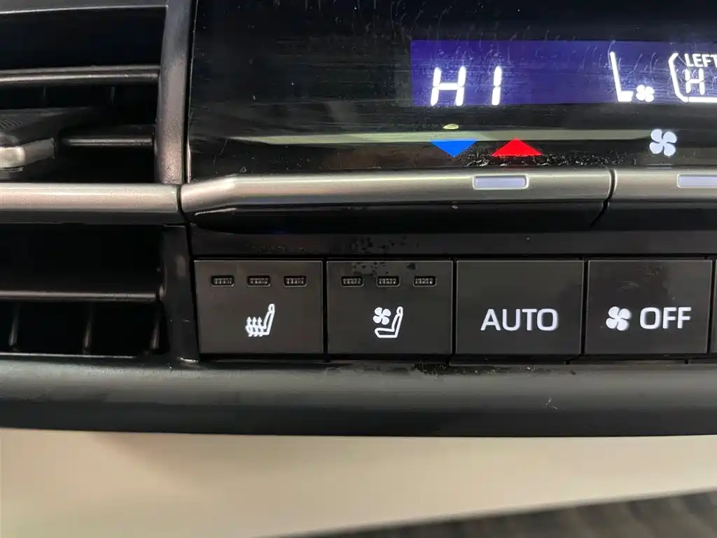 Toyota Sienna 2023 2.5L Hybrid Premium Edition фото 26