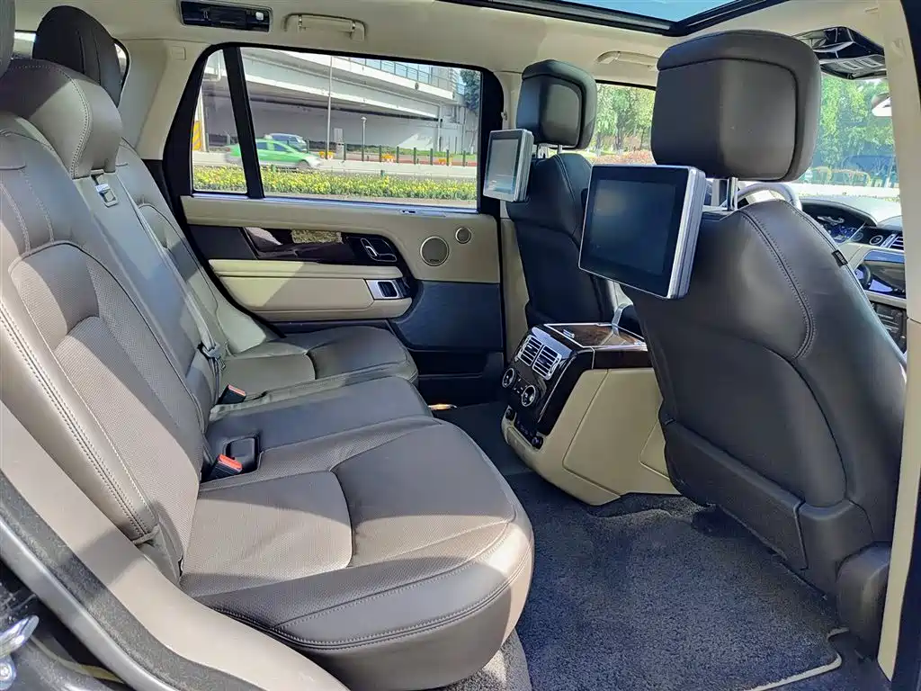 Land Rover Range Rover 2021 3.0 L6 Heritage Extended Classic Edition фото 11
