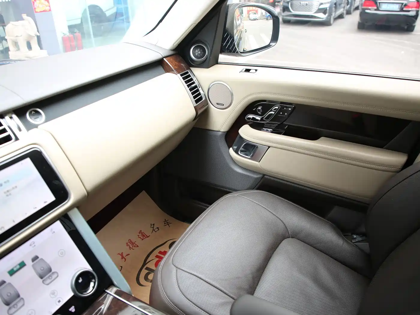 Land Rover Range Rover 2020 3.0 L6 Heritage Extended Edition фото 15