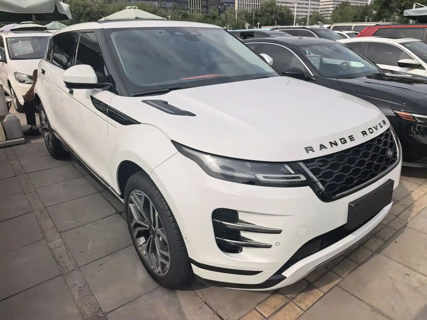 Land Rover Range Rover Evoque 2021 Range Rover Evoque L 249PS R-Dynamic HSE Luxury Edition фото 3