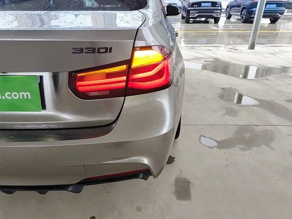 BMW 3 Series 2018 320i M Sport Black Night Edition фото 8