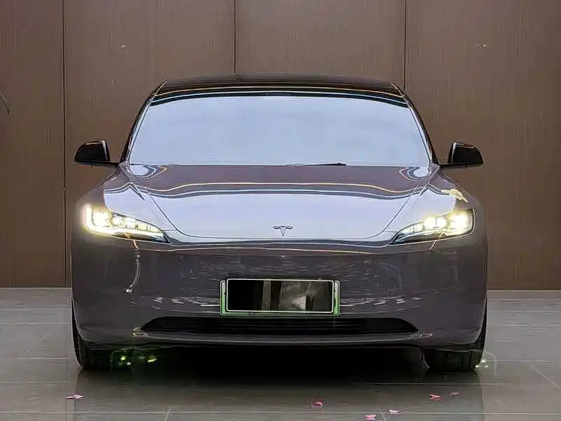 Фото 2 - Tesla Model 3