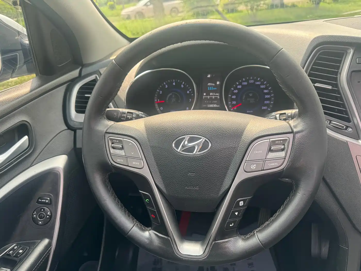 Hyundai Santa Fe 2015 2.4L Automatic 4WD Smart 5-seater фото 15