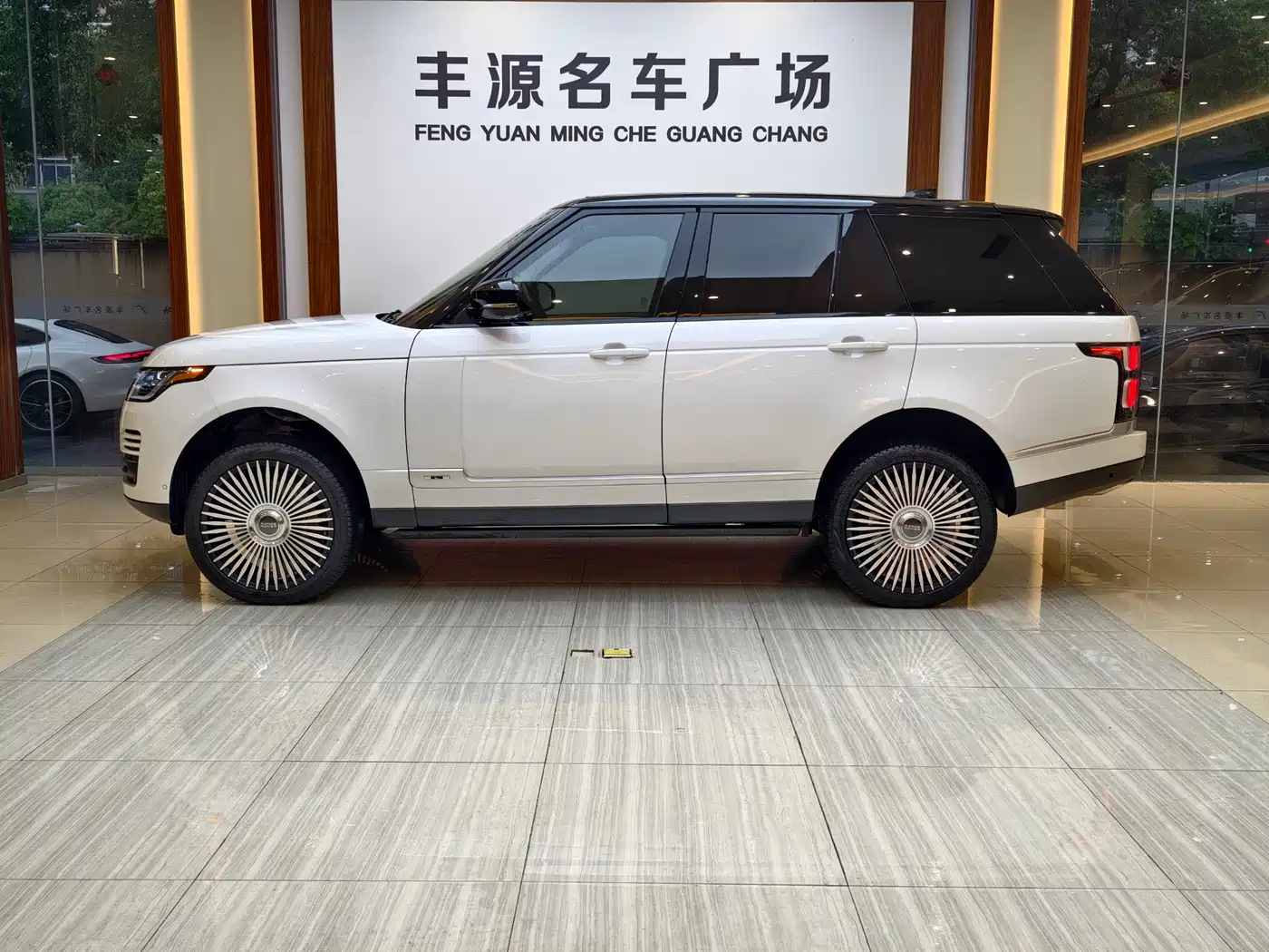 Land Rover Range Rover 2019 3.0 SCV6 Heritage Edition фото 28