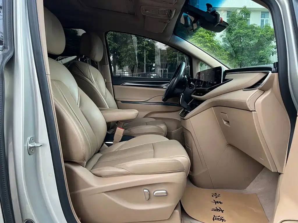 Фото 20 - Buick GL8