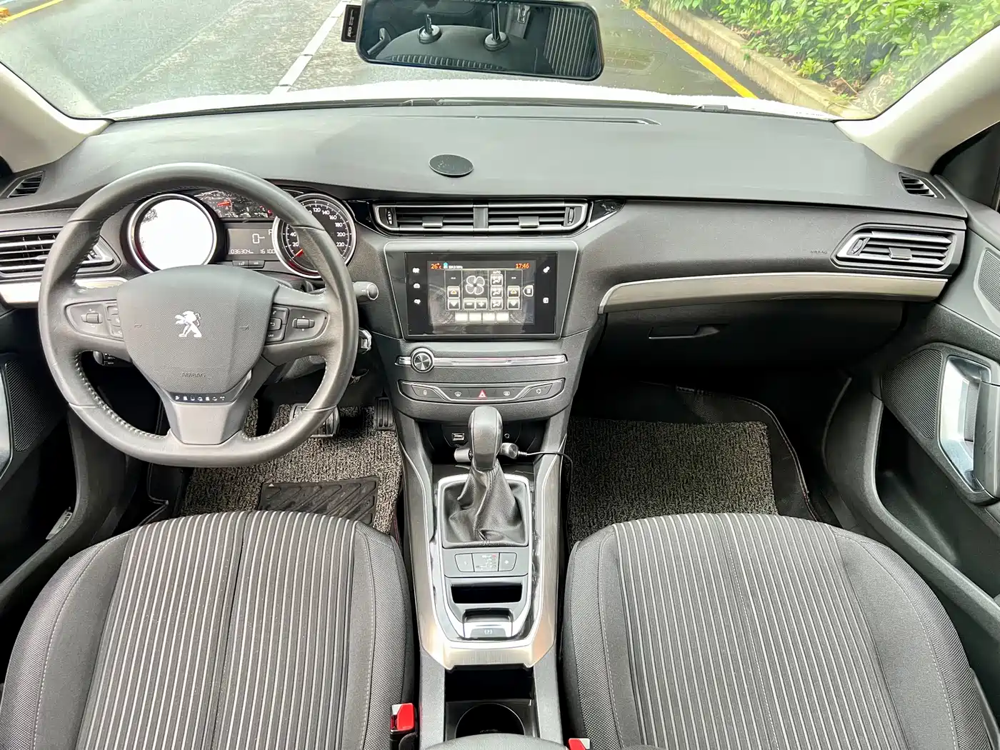 Peugeot 408 2015 Model 1.2T Automatic Luxury Edition фото 9
