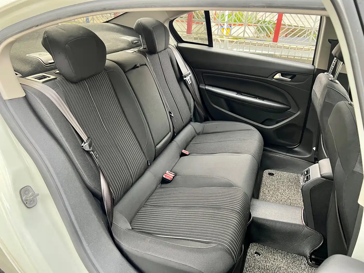 Peugeot 408 2015 Model 1.2T Automatic Luxury Edition фото 12