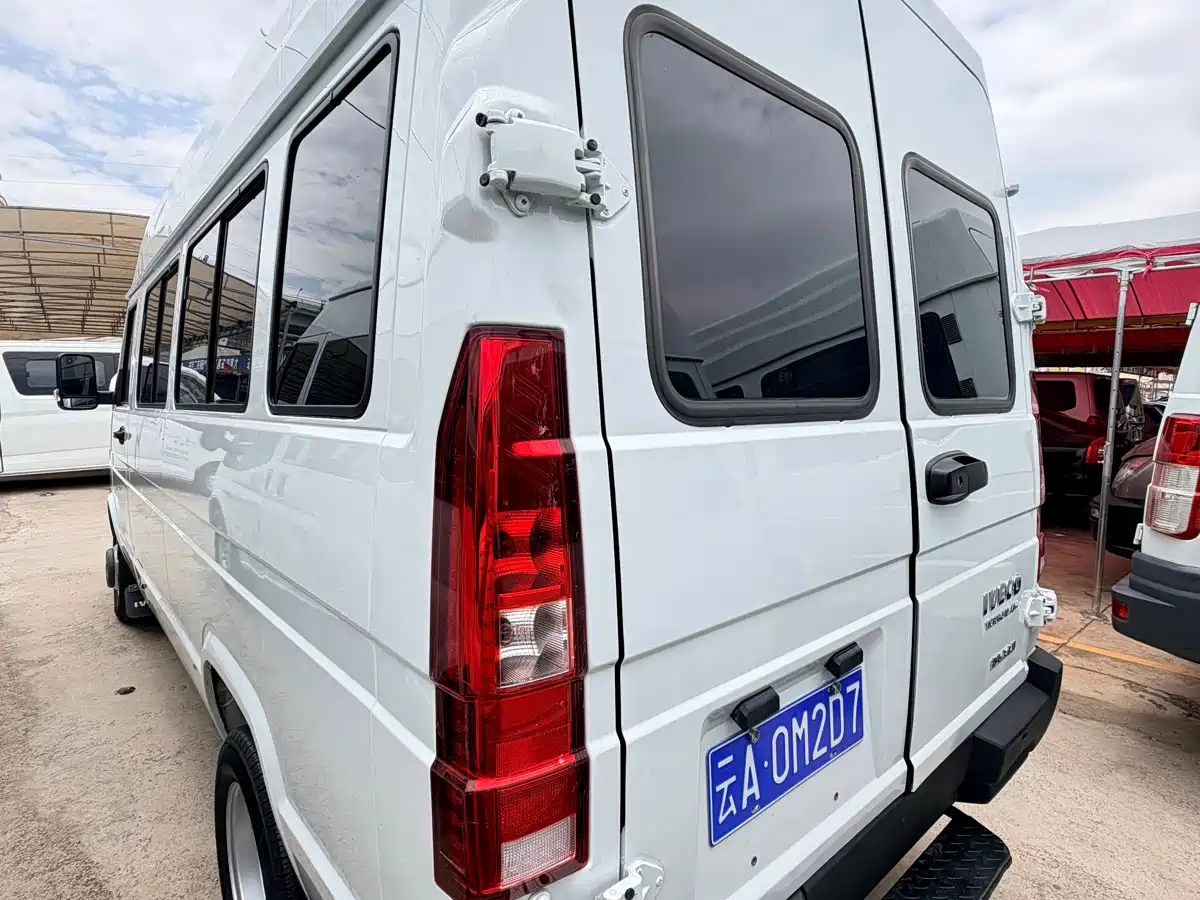 Iveco Daily 2024 2023 2.5T A37M1 Long Wheelbase Medium Roof Dual Tire Sliding Door 5-9 Seater
