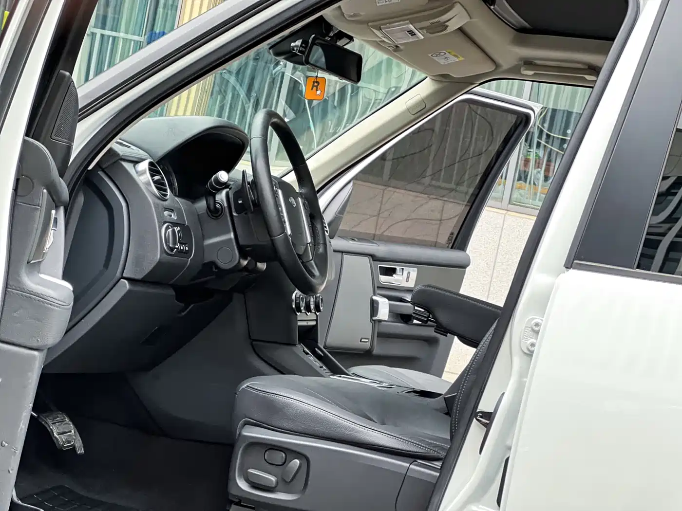 Land Rover Discovery 2016 3.0 SC Black Edition SE фото 5