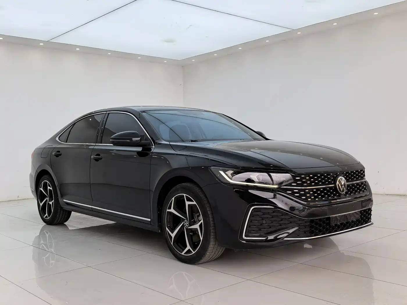 Volkswagen Passat 2024 380TSI Starlight Dragon Soaring Edition фото 3