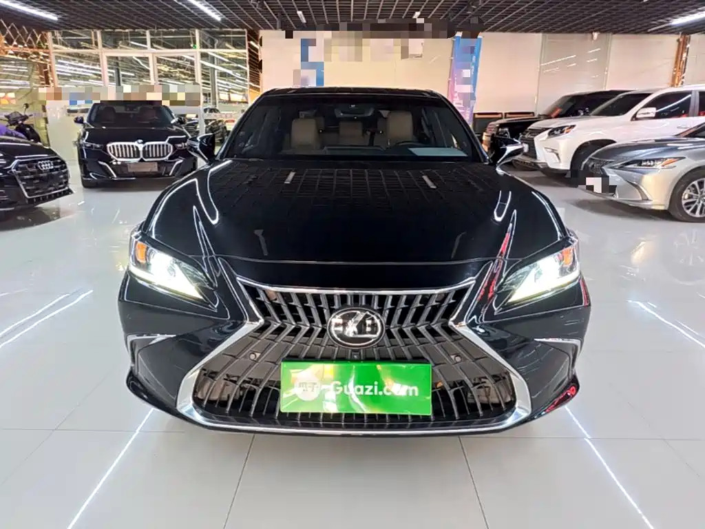 Фото 3 - Lexus ES